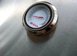 BULL Diablo - Gasgrill Mit Infrarot Backburner Und Rotisserie -Grill Mit Freu Geschaft Bull Diablo Grillstation Thermometer Detail 62648CEBU Stand