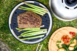 Cobb Grill Premier AIR Deluxe Holzkohlegrill - Modell 2023 -Grill Mit Freu Geschaft Cobb Premier Air Deluxe Lifestyle