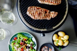 Cobb Grill Premier+ Gas Deluxe Gasgrill 50mbar - Modell 2023 14 Cobb Grill Premier+ Gas Deluxe Gasgrill 50mbar - Modell 2023 -Grill Mit Freu Geschaft Cobb Premier Plus Deluxe Gasgrill Lifestyle