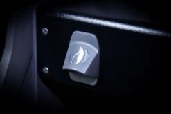 Napoleon Rogue SE 525 Gasgrill - All-black - Mit Sizzle Zone Und Heckbrenner - Grillfürst Edition - X-DEAL Inkl. Abdeckhaube, Gussplatte Und Drehspieß-Set - Modell 2022 -Grill Mit Freu Geschaft Flaschenoeffner all black