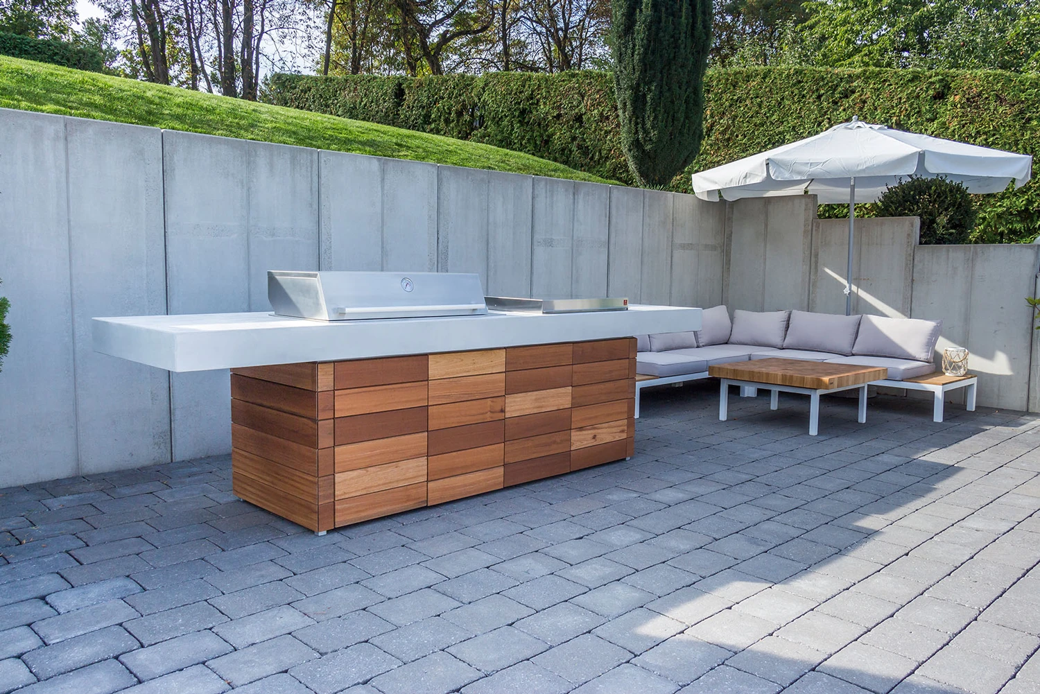 Grillfürst Outdoor Küche Mit Beton-Arbeitsplatte Und HPL-Unterschrank - Mit Edler Holzverkleidung (300 Cm X 80 Cm) - Mit Einbaugrill Und Planchagrill 5 Grillfürst Outdoor Küche Mit Beton-Arbeitsplatte Und HPL-Unterschrank - Mit Edler Holzverkleidung (300 Cm X 80 Cm) - Mit Einbaugrill Und Planchagrill – Bild 5