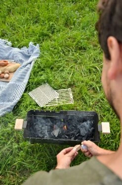 Knister Grill Original - Ausziehbarer Holzkohle Kompaktgrill -Grill Mit Freu Geschaft Knister auf der Wiese