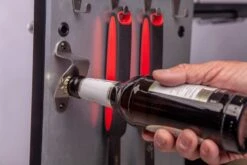 Grillfürst G410G 4-Brenner Gasgrill - 1. FC Köln Edition - Gusseisenroste -Grill Mit Freu Geschaft Koeln Grill Flaschenoeffner Unterschrank Tuer 2