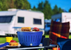 LotusGrill Classic - Holzkohle Tischgrill - Tiefblau Inkl. Tasche -Grill Mit Freu Geschaft LotusGrill Ambiente Campingplatz
