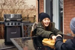 Napoleon Freestyle 425 Gasgrill, Graphit - Mit Sizzle Zone - X-DEAL Inkl. Grillplatte Und Plancha Tool-Set -Grill Mit Freu Geschaft Napoleon Freestyle 425 SIB Lifestyle Balkon 1