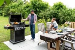 Napoleon Rogue 425 Gasgrill - All Black - Mit Seitenbrenner - Hero Modell 2023 Mit Heckbrenner Inkl. Drehspieß Und Abdeckhaube -Grill Mit Freu Geschaft Napoleon Gasgrill Rogue 425 Hero Lifestyle 01