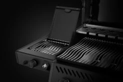 Napoleon Phantom Freestyle 425 Gasgrill, Mattschwarz - Mit Sizzle Zone Und Tür - Modell 2023 -Grill Mit Freu Geschaft Napoleon Phantom Freestyle F425DSIBPK PHM Detail Side Burner