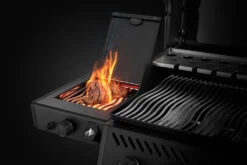 Napoleon Phantom Freestyle 425 Gasgrill, Mattschwarz - Mit Sizzle Zone Und Tür - Modell 2023 -Grill Mit Freu Geschaft Napoleon Phantom Freestyle F425DSIBPK PHM Detail Side Burner 8 1671185624