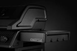 Napoleon Phantom Freestyle 425 Gasgrill, Mattschwarz - Mit Sizzle Zone Und Tür - Modell 2023 -Grill Mit Freu Geschaft Napoleon Phantom Freestyle F425DSIBPK PHM Detail Side Shelves