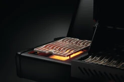 Napoleon Phantom Prestige 500 Gasgrill, Mattschwarz - Modell 2023 -Grill Mit Freu Geschaft Napoleon Phantom Prestige 500 p500phm Detail side burner on