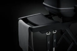 Napoleon Phantom TravelQ PRO285X Kompakt Gasgrill, Mattschwarz - Mit Klappbarem Wagen Inkl. Warmhalterost - Modell 2023 17 Napoleon Phantom TravelQ PRO285X Kompakt Gasgrill, Mattschwarz - Mit Klappbarem Wagen Inkl. Warmhalterost - Modell 2023 -Grill Mit Freu Geschaft Napoleon Phantom TravelQ PRO285X Seitenablagen