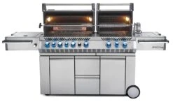 Napoleon Prestige Pro 825-3 Edelstahl Gasgrill Inkl. Drehspieß Und Bodenbeleuchtung + Gratis Napoleon TravelQ PRO285 Kompakt Gasgrill -Grill Mit Freu Geschaft Napoleon Prestige Pro 825 Gasgrill offen