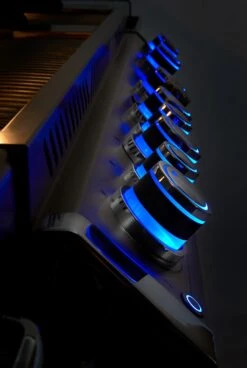 Napoleon Prestige Pro 665-3 Edelstahl Gasgrill Inkl. Drehspieß - Modell 2023 -Grill Mit Freu Geschaft Napoleon Prestige Pro beleuchtere Drehregler blau 4