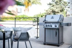 Napoleon Rogue XT 425 Edelstahl Gasgrill Mit Sizzle Zone - Modell 2023 -Grill Mit Freu Geschaft Napoleon Rogue XT 425 Edelstahl Lifestyle