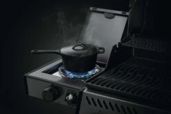Napoleon Freestyle 365 Gasgrill, Graphit - Mit Seitenbrenner - Modell 2023 - X-DEAL Inkl. Drehspiess -Grill Mit Freu Geschaft Napoleon Seitenkocher Freestyle Pfannen Toepfe