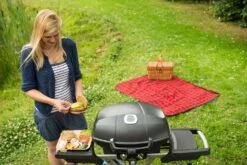Napoleon TravelQ PRO285 Kompakt Gasgrill Schwarz Mit Klappbarem Wagen - Modell 2023 14 Napoleon TravelQ PRO285 Kompakt Gasgrill Schwarz Mit Klappbarem Wagen - Modell 2023 -Grill Mit Freu Geschaft Napoleon portabler Gasgrill Travelq Pro285 x lifestyle 2