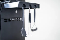 Outdoorchef Dualchef 425 G BZ Gasgrill Mit Blazing Zone Infrarotbrenner + DGS Gusseisen Grillrost 2 Stk.+ DGS Gemüse Grillrost 2 Stk. -Grill Mit Freu Geschaft Outdoorchef Dualchef 425G BZ Detail Besteckhalter