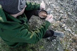 Petromax Emaille Stieltopf / 500 Ml / Schwarz -Grill Mit Freu Geschaft Petromax Emaille Stieltopf 500ml schwarz Lifestyle02