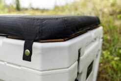 Petromax Kühlbox 25 Liter Alpenweiß - Grillfürst DEAL Inkl. Sitzkissen, Haft-Unterlage Und Einsatzkorb -Grill Mit Freu Geschaft Petromax KX25 Kuehlbox Haftunterlage Sitzkissen