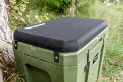 Petromax Kühlbox 50 Liter Oliv - Inkl. Sitzkissen, Haft-Unterlage Und Einsatzkorb 16 Petromax Kühlbox 50 Liter Oliv - Inkl. Sitzkissen, Haft-Unterlage Und Einsatzkorb -Grill Mit Freu Geschaft Petromax Kuehlbox olive Sitzkissen kx50