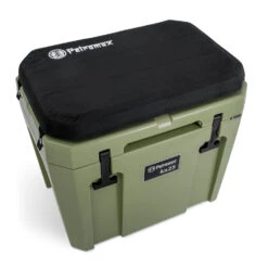 Petromax Kühlbox 25 Liter Oliv - Inkl. Sitzkissen, Haft-Unterlage Und Einsatzkorb -Grill Mit Freu Geschaft Petromax kx25 seat b Sitzkissen fuer Kuehlbox oliv Seat