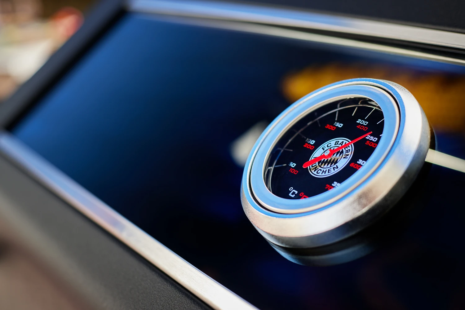 Rösle Videro G2-S VARIO+ Schwarz Gasgrill - FC Bayern Edition - Inkl. FC Bayern Abdeckhaube Und Grillbürste 11 Rösle Videro G2-S VARIO+ Schwarz Gasgrill - FC Bayern Edition - Inkl. FC Bayern Abdeckhaube Und Grillbürste – Bild 11