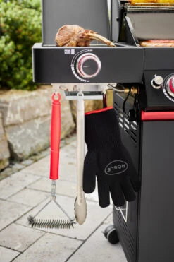 Rösle Videro G2-S VARIO+ Schwarz Gasgrill - FC Bayern Edition - Inkl. FC Bayern Abdeckhaube Und Grillbürste 35 Rösle Videro G2-S VARIO+ Schwarz Gasgrill - FC Bayern Edition - Inkl. FC Bayern Abdeckhaube Und Grillbürste -Grill Mit Freu Geschaft Roesle FC Bayern Videro Grill Prime Zone Besteckhaken