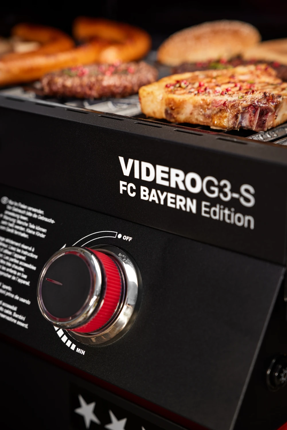 Rösle Videro G3-S VARIO+ Schwarz Gasgrill - FC Bayern Edition - Inkl. FC Bayern Abdeckhaube, Barbecue Grillzange Und Burgerpresse 15 Rösle Videro G3-S VARIO+ Schwarz Gasgrill - FC Bayern Edition - Inkl. FC Bayern Abdeckhaube, Barbecue Grillzange Und Burgerpresse – Bild 15