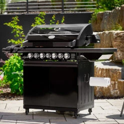Rösle Gasgrill Magnum PRO G4-S - X-DEAL Inkl. Abdeckhaube, Gusseisen Grillplatte Und Drehspieß - Modell 2023 -Grill Mit Freu Geschaft Roesle Magnum PRO G4 S Lifestyle 1