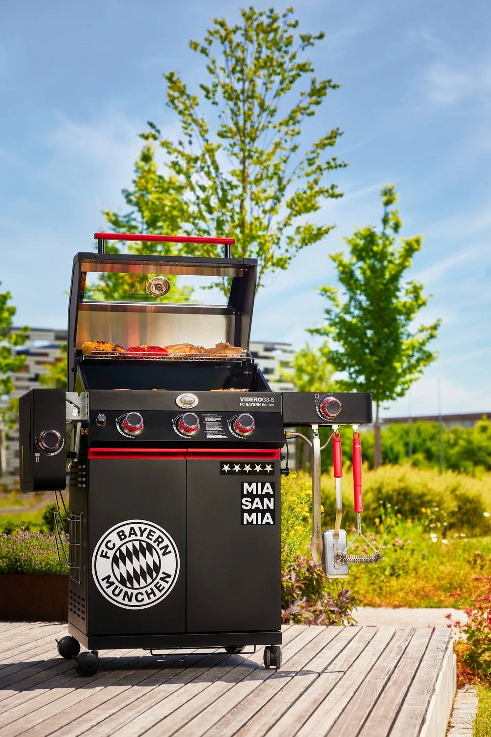 Rösle Videro G3-S VARIO+ Schwarz Gasgrill - FC Bayern Edition - Inkl. FC Bayern Abdeckhaube, Barbecue Grillzange Und Burgerpresse 14 Rösle Videro G3-S VARIO+ Schwarz Gasgrill - FC Bayern Edition - Inkl. FC Bayern Abdeckhaube, Barbecue Grillzange Und Burgerpresse – Bild 14