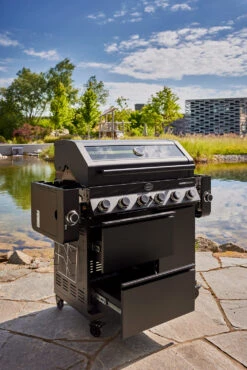 Rösle Gasgrill Videro Pro G6-S Vario+ Mattschwarz - Modell 2023 -Grill Mit Freu Geschaft Roesle Videro Pro G6 S Seitenablagen abgeklappt