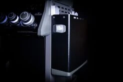 Napoleon Rogue SE 525 Gasgrill - All-black - Mit Sizzle Zone Und Heckbrenner - Grillfürst Edition - X-DEAL Inkl. Abdeckhaube, Gussplatte Und Drehspieß-Set - Modell 2022 -Grill Mit Freu Geschaft Seitenablage abgeklappt all black