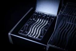 Napoleon Rogue SE 525 Gasgrill - All-black - Mit Sizzle Zone Und Heckbrenner - Grillfürst Edition - X-DEAL Inkl. Abdeckhaube, Gussplatte Und Drehspieß-Set - Modell 2022 -Grill Mit Freu Geschaft Sizzle Zone All Black