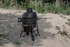 The Bastard Keramikgrill Classic Small - Schwarz Glänzend - Modell 2023 13 The Bastard Keramikgrill Classic Small - Schwarz Glänzend - Modell 2023 -Grill Mit Freu Geschaft The Bastard Classic Small Kamado Grill Strand