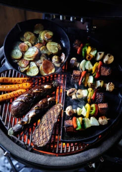 The Bastard Keramikgrill Urban Medium - Complete - Schwarz Matt - Modell 2023 17 The Bastard Keramikgrill Urban Medium - Complete - Schwarz Matt - Modell 2023 -Grill Mit Freu Geschaft The Bastard Medium Grillflaeche Pfanne