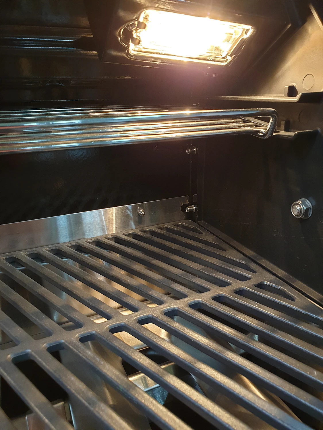 Outdoorchef Dualchef S 425 G Edelstahl Gasgrill Mit Seitenkocher + Blazing Zone Infrarotbrenner + DGS Gusseisen Grillrost 2 Stk. + DGS Gemüse Grillrost 2 Stk. 5 Outdoorchef Dualchef S 425 G Edelstahl Gasgrill Mit Seitenkocher + Blazing Zone Infrarotbrenner + DGS Gusseisen Grillrost 2 Stk. + DGS Gemüse Grillrost 2 Stk. – Bild 5